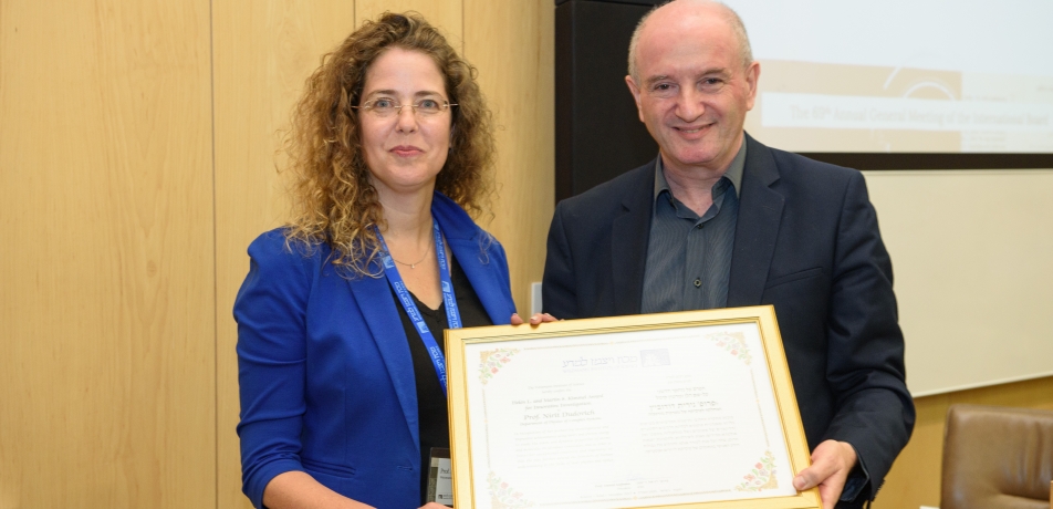 Prof. Nirit Dudovich of the Department of Physics of Complex Systems receives the Helen and Martin Kimmel Award for Innovative Investigation.