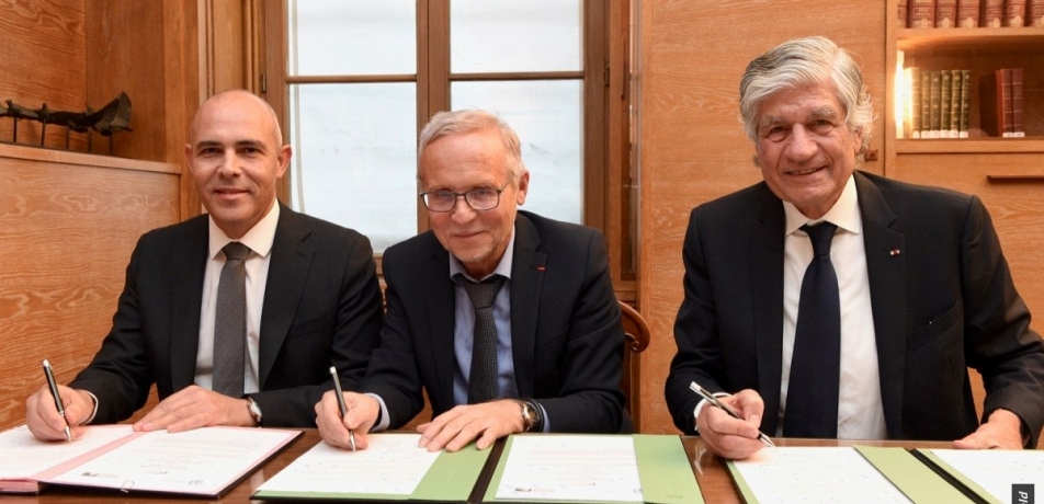 L to R: Weizmann Institute Prof. Alon Chen, Administrator of the Collège de France Thomas Römer, and President of Weizmann France Maurice Lévy