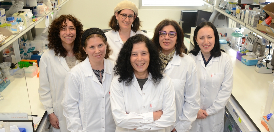 Team MabTrix: L-R: Dr. Daphna Miron, Dr. Moran Grossman, Dr. Dorit Landstein, Prof. Irit Sagi, Dr. Polina Toidman-Rabinovich. At back: Navah Figov.