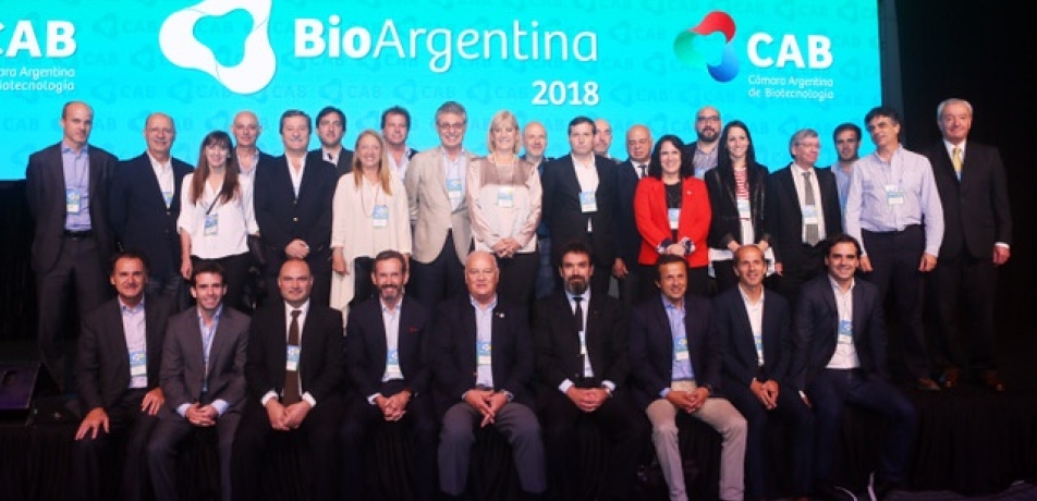 The CAB team with Prof. Mudi Sheves. (Photo credit: CAB - Cámara Argentina de Biotecnología)