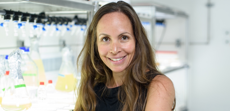 Dr. Einat Segev, a former recipient of the Israel National Postdoctoral Award for Advancing Women in Science. She is a new member of the Department of Plant and Environmental Sciences and one of four new women hired as principal investigators this year who are former grant recipients.