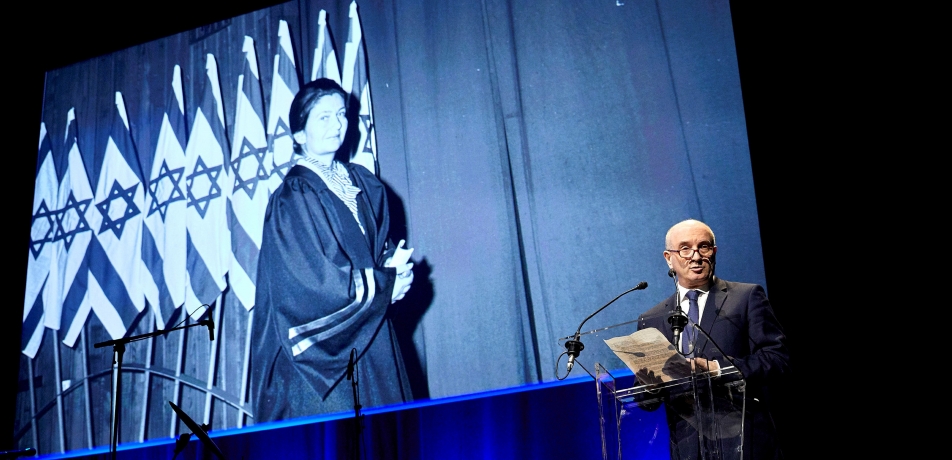 Above: Prof. Daniel Zajfman discusses the importance of French-Israeli research collaborations. Background image shows the late Simone Veil, the founder of the Pasteur-Weizmann Council. Below: (L-R) Prof. Daniel Zajfman, Minister Bruno Le Maire, Weizmann France President Maurice Lévy, Weizmann France Treasurer Alain Grosmann.