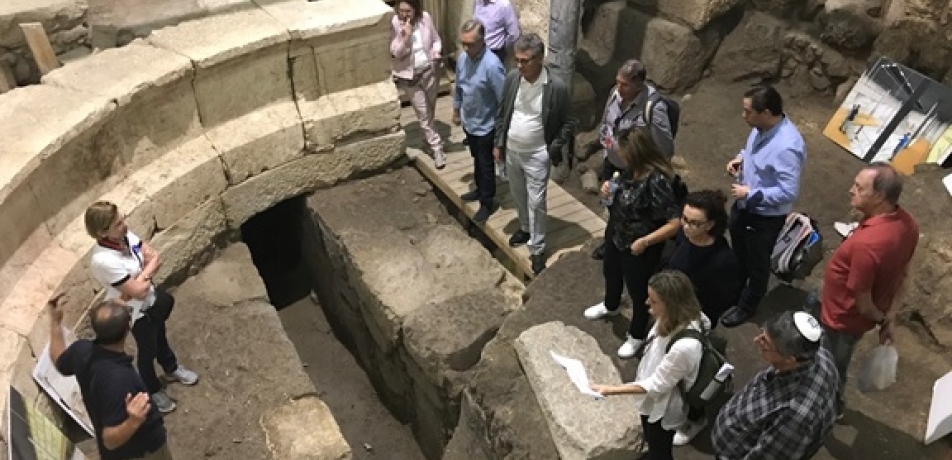 Latin American friends listening to Prof. Elisabetta Boaretto and Dr. Joe Uziel explaining their findings at the Western Wall tunnels.