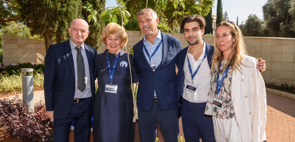 L to R: Prof. Daniel Zajfman and members of the Sieff family