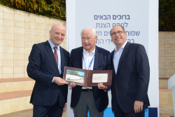 Celebrating Giving: Marking new inscriptions on the International Plaza Donor Wall