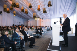 Luncheon honoring Dr. Ellen and Harvey Knell for the establishment of the Knell Family Center for Microbiology