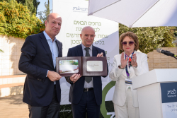 Celebrating Giving: Marking new inscriptions on the International Plaza Donor Wall