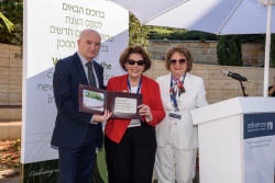 Celebrating Giving: Marking new inscriptions on the International Plaza Donor Wall