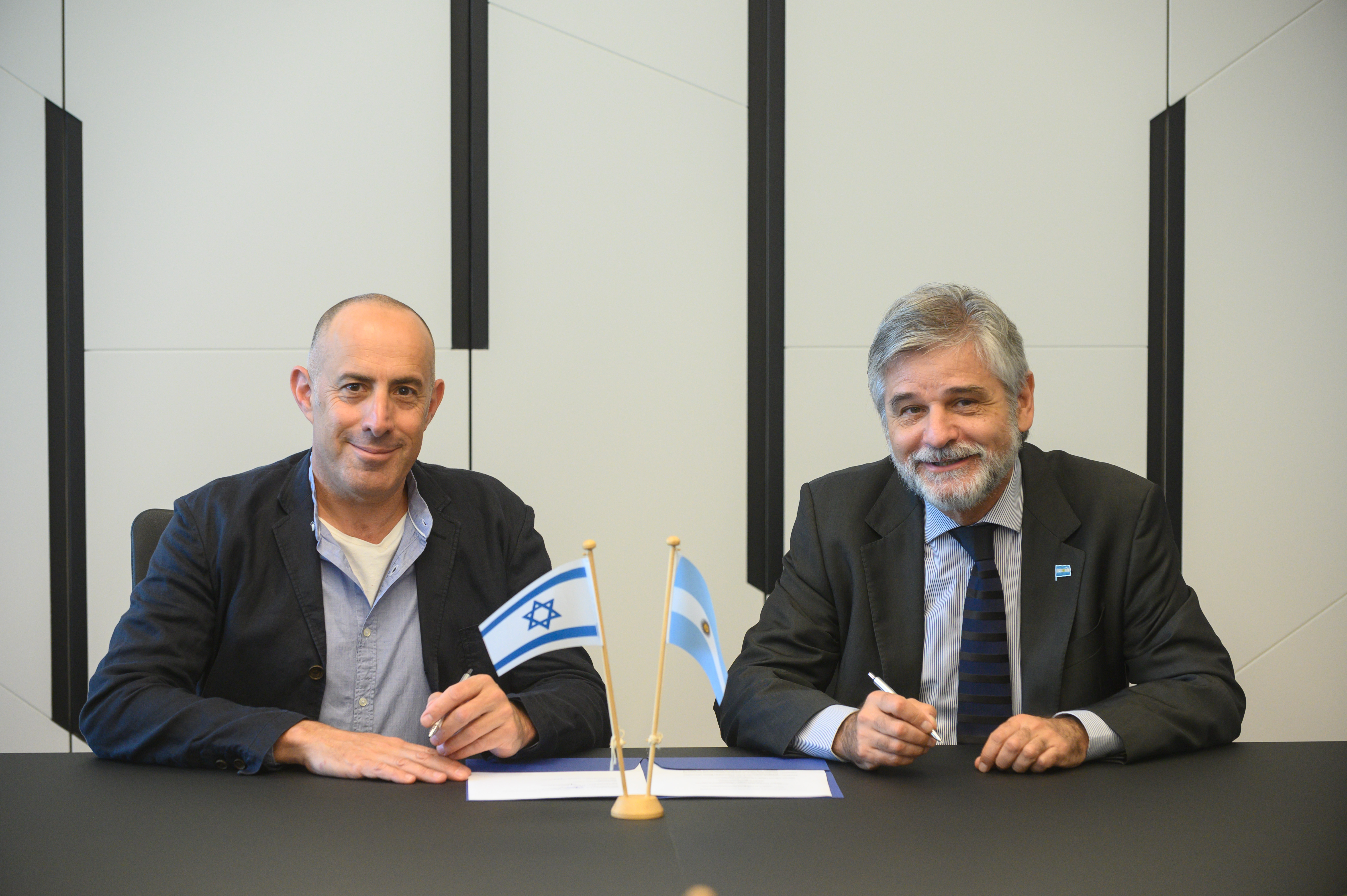 El Prof. Roee Ozeri y el Ministro Daniel Filmus