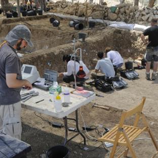 On site micro-archaeology laboratory