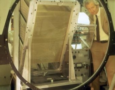 Georges Charpak next to Amos' (PhD-topic) multi-stage discharge projection chamber 1973